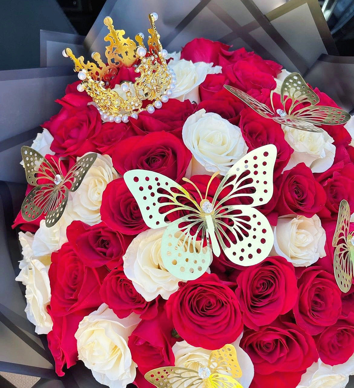 Red & White Crown Bouquet- Fresh Roses
