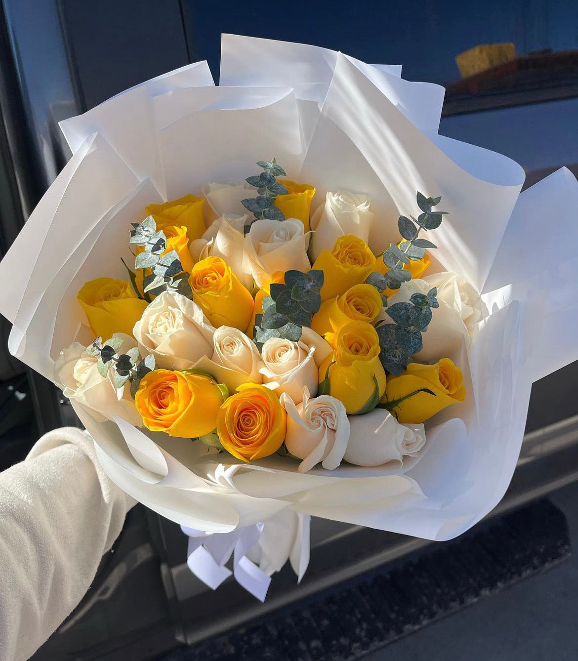 🌼 Golden Ivory Bouquet – Fresh Roses