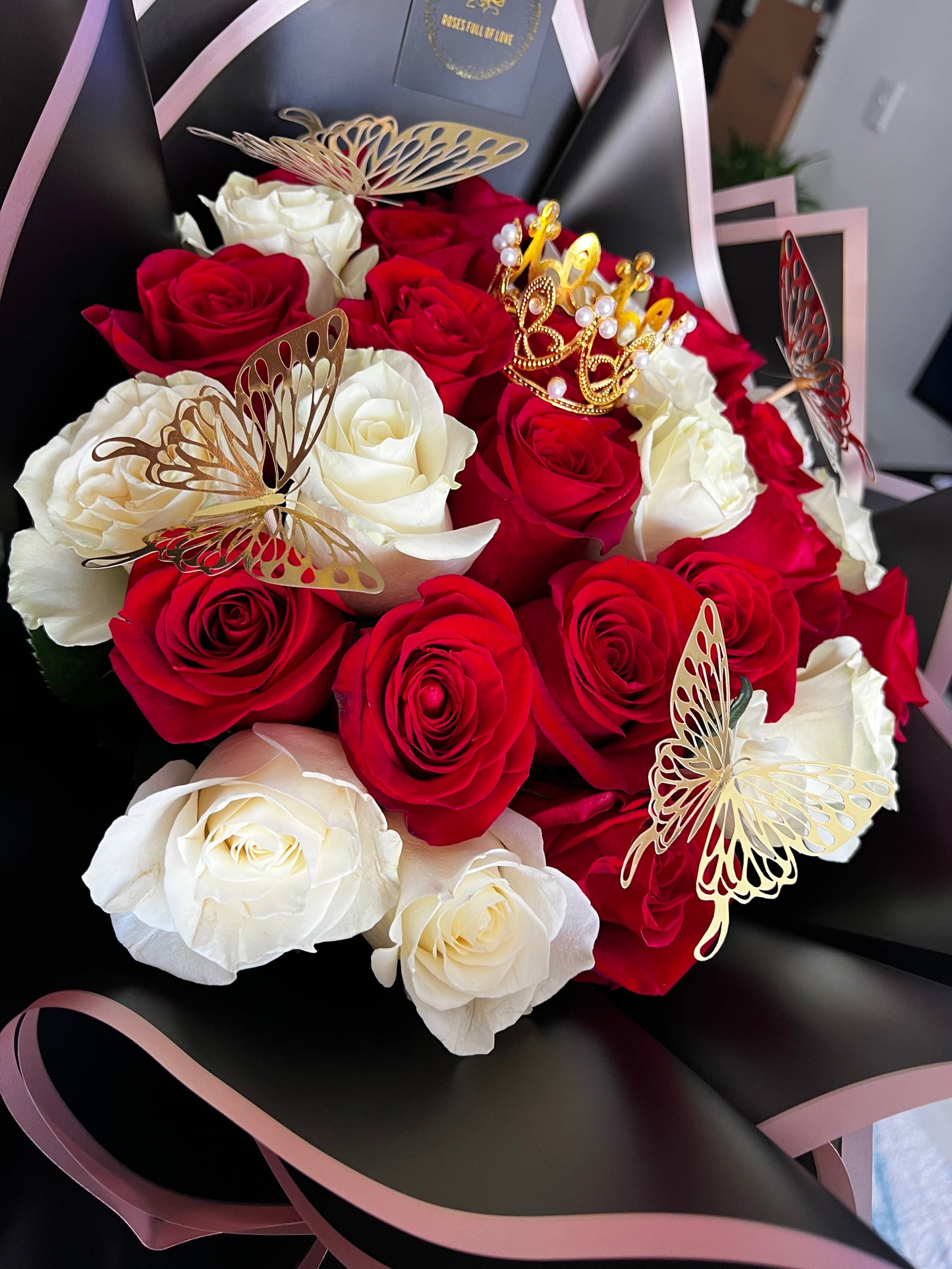 Red & White Crown Bouquet- Fresh Roses – rosesfulloflove