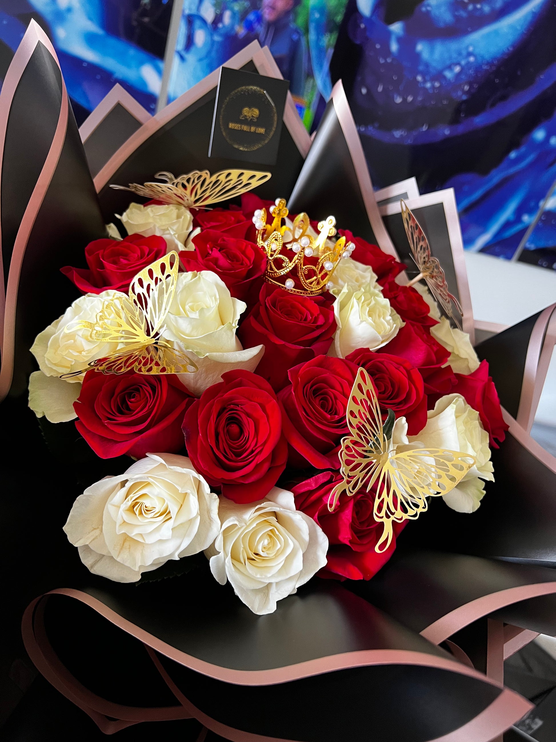 Red & White Crown Bouquet- Fresh Roses